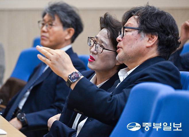 26일 오후 수원시 장안구 보육연구원에서 열린 광복 80주년 기념 학술회의에서 최윤정 중부일보 대표이사와 김호동 광복회 경기도지부장이 대화하고 있다. 임채운기자