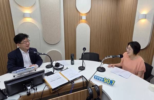 이도형 앵커와 조현경 인천해양경찰서 홍보계장 [경인방송DB]