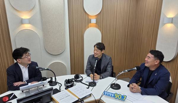 이도형 앵커, 국민의힘 이용창 인천시의원, 더불어민주당 김명주 인천시의원. [경인방송DB]