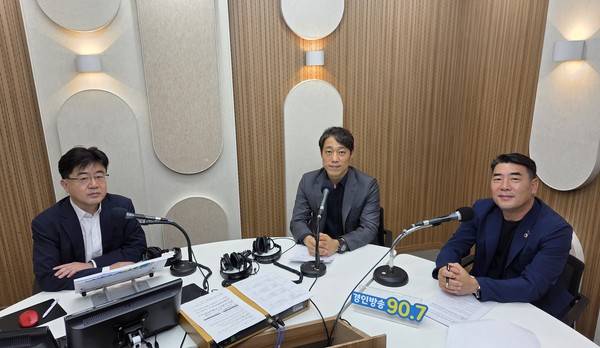 이도형 앵커, 국민의힘 이용창 인천시의원, 더불어민주당 김명주 인천시의원. [경인방송DB]
