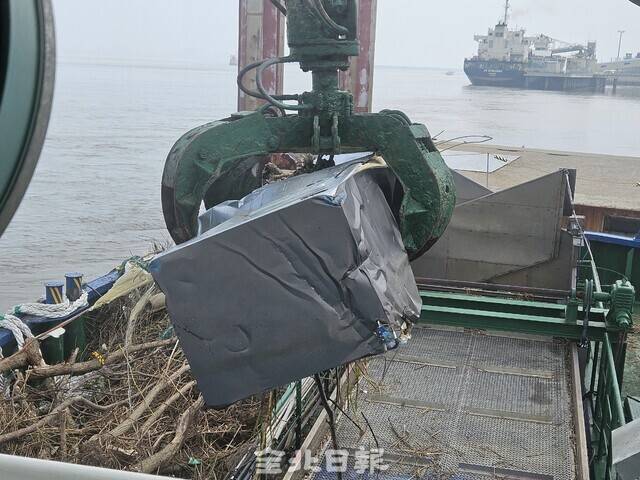 청항선이 냉장고를 수거하고 있다. 사진=호정태 선장
