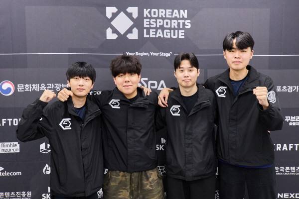 G.N. 리스타트 CG 팀이 경기에서 선전한 후 파이팅을 외치고 있다. / 한국이스포츠협회