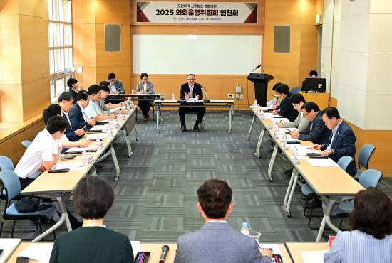 지난 25일 경주에서 열린 경남도의회 의회운영위원회 연찬회에서 정규헌 위원장이 공무국외출장 사후관리 방안을 논의하고 있다.사진=경남도의회