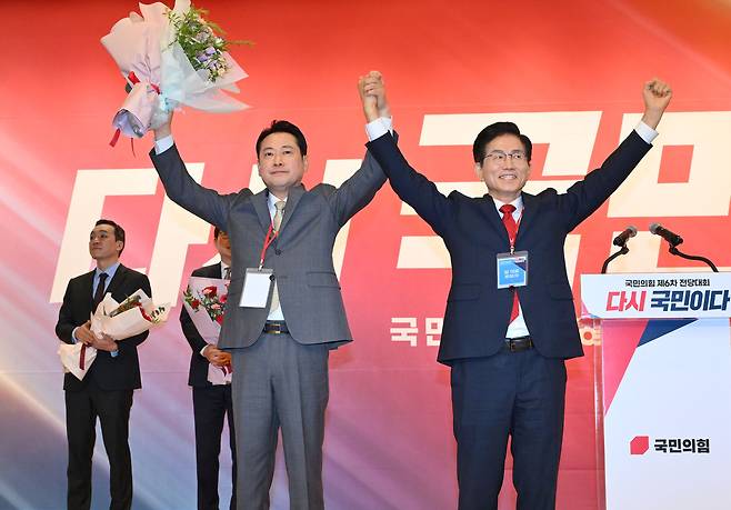 국민의힘 장동혁 신임 당대표가 26일 서울 여의도 국회도서관에서 열린 제6차 전당대회 결선에서 당대표로 선출된 뒤 김문수 후보와 함께 인사하고 있다. /연합뉴스.국회사진기자단