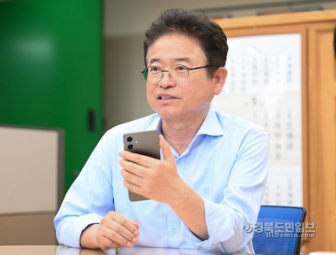 지난해 5월 27일 히라이신지 일본 돗토리현 지사와 통화하는 이철우 경북도지사. 사진=경북도 제공