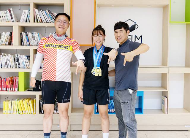 김재욱(왼쪽)칠곡군수가 전국레슬링대회 3연속 우승을 차지한 임하경(가운데)양과 아버지 임종구씨와 함께 럭키 칠곡을 그리며 기념 사진을 찍고 있다. 칠곡군 제공