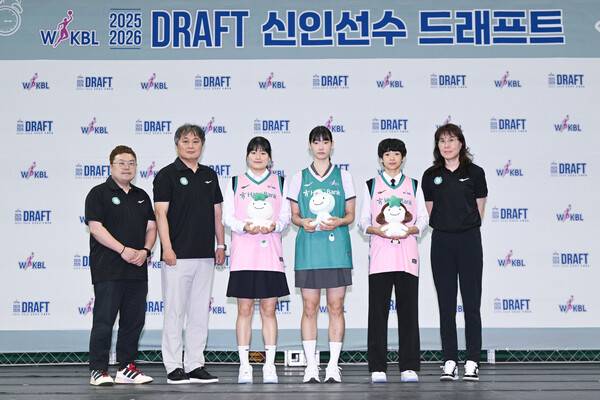 하나은행 이상범 감독이 지명한 3명의 신인들과 기념촬영을 하고 있다. 사진 | WKBL