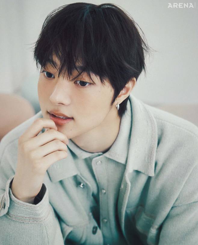 캐시미어 데님 재킷·시그너처 디자인의 캐시미어 데님 셔츠 모두 배리 제품.