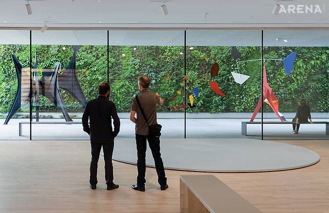 3층에서 보이는 살아 있는 벽(Living wall).&nbsp;