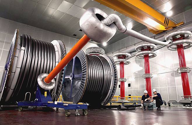 LS전선 직원이 구미 공장에서 초고압 직류(HVDC) 케이블을 테스트하고 있다./사진=LS전선