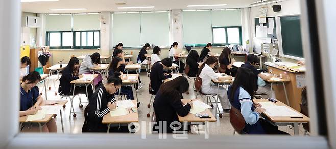 2025학년도 대학수학능력시험 9월 모의 평가가 실시된 지난해 9월 4일 오전 인천 남동구 신명여자고등학교에서 수험생들이 시험시작을 기다리고 있다. (사진=뉴시스)