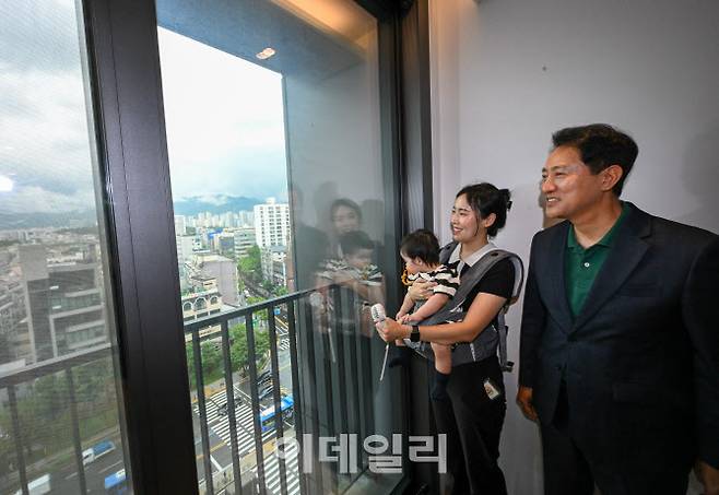 오세훈 서울시장이 지난 13일 서울 송파구 문정동 ‘비아파트형 미리내집’ 르피에드 주거용오피스텔을 서울 베이비 엠버서더와 함께 방문하고 있다. (사진=이영훈 기자)