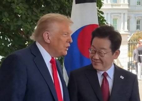 이재명 대통령에 고함을 치는 사람들을 보고 "우리는 저런 사람들을 가짜뉴스라고 부른다(We call them the fake news)고 속삭이는 트럼프 미 대통령. (사진=WION 페이스북 영상 갈무리.)