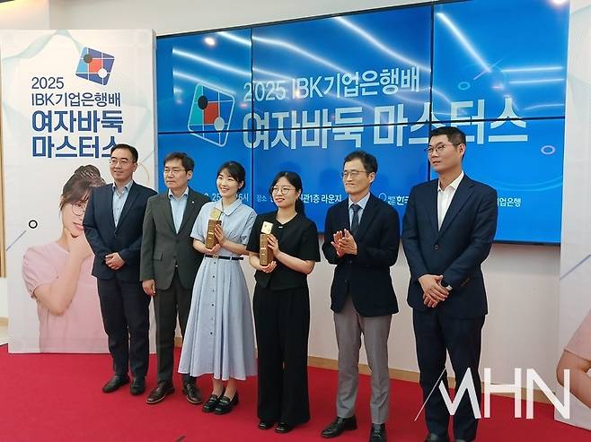 우승·준우승자를 비롯해 IBK기업은행배 관계자들이 기념사진을 찍고 있다.(사진 MHN 엄민용 선임기자)