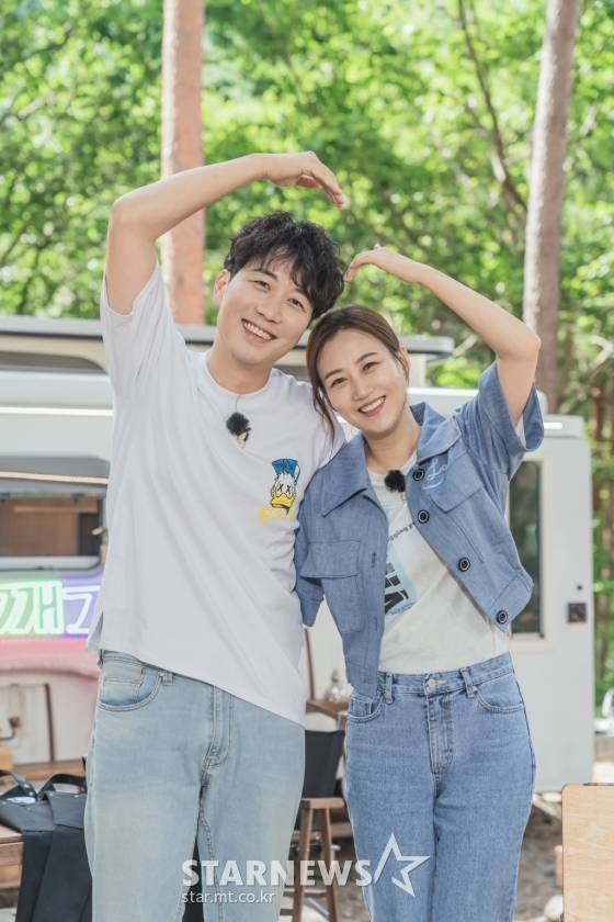 도경완(왼쪽)과 장윤정 부부. /사진제공=LG헬로비전