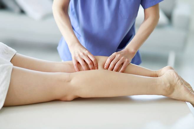 하지불안증후군 환자가 마사지를 받고 있다. 마사지와 온열요법, 스트레칭이 하지불안증후군에 도움이 된다. [사진=클립아트코리아]