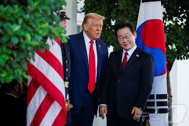 25일(현지시간) 이재명 대통령과 도널드 트럼프 미국 대통령이 워싱턴 백악관에서 인사를 나누고 있다. 2025.08.25 ⓒ 로이터=뉴스1 ⓒ News1 김지완 기자
