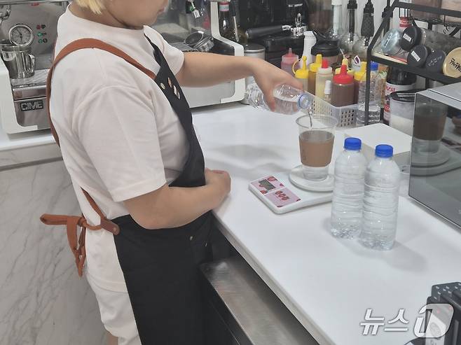 지난 25일 강원 강릉 홍제동의 한 카페에서 사장 김하늬 씨가 200mL 생수를 이용해 커피를 제조하고 있다. 2025.8.26/뉴스1 윤왕근 기자