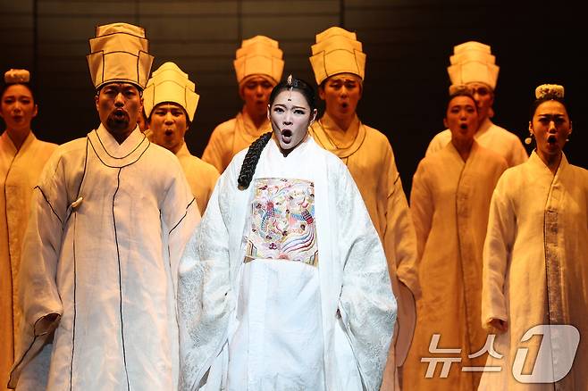 한국의 대표적인 창작 뮤지컬 '명성황후'. 사진은 30주년 기념 프레스콜에서 명성황후 역의 김소현이 열연하는 모습 / 뉴스1ⓒ News1 오대일 기자