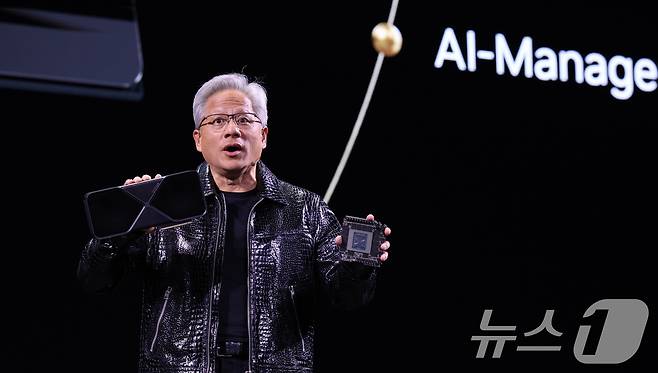 젠슨 황 엔비디아 최고경영자(CEO)가 세계 최대 IT(정보기술)·가전 전시회 'CES 2025' 개막을 하루 앞둔 6일(현지시간) 미국 네바다주 라스베이거스 만달레이베이 컨벤션센터에서 가진 기조연설에서 최신 인공지능(AI) 가속기 '블랙웰(Blackwell)'을 탑재한 지포스 RTX 50 시리즈 그래픽 카드를 공개하고 있다. 2025.1.6/뉴스1 ⓒ News1 신웅수 기자