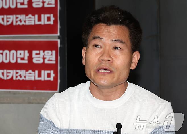 전한길 씨가 18일 오후 서울 여의도 국민의힘 중앙당사를 찾아 특검의 국민의힘 압수수색 저지 농성 중인 김문수 당대표 후보와 만나 입장을 밝히고 있다. 2025.8.18/뉴스1 ⓒ News1 장수영 기자