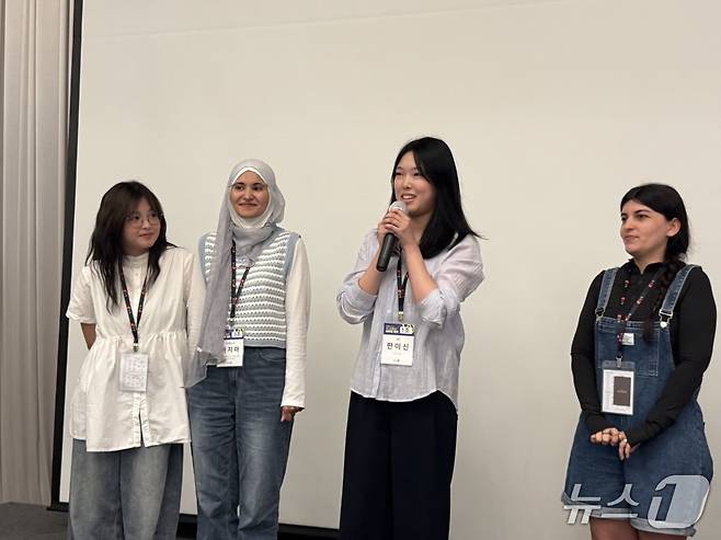 26일 저녁 외국인을 대상으로 한 '2025 K-브랜드 글로벌 캠프'에서 대만에서 온 판이신 씨가 첫날 소감을 전하고 있다./뉴스1 ⓒ News1 이강 기자