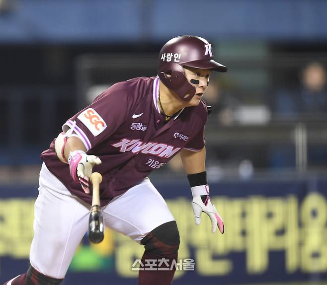 키움 최주환이 3일 서울 잠실구장에서 열린 2025 KBO 리그 두산과 경기 7회초 타구를 바라보고 있다. 잠실 | 최승섭 기자 thunder@sportsseoul.com