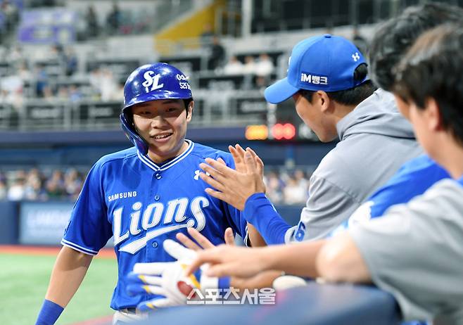 삼성 김지찬이 21일 서울 고척스카이돔에서 열린 2025 KBO리그 키움과 경기 6회초 2사 2루 상황에서 디아즈의 적시타에 2루에서 홈까지 뛰어 득점을 한 뒤 동료들과 하이파이브를 하고 있다. 고척 | 박진업 기자 upandup@sportsseoul.com