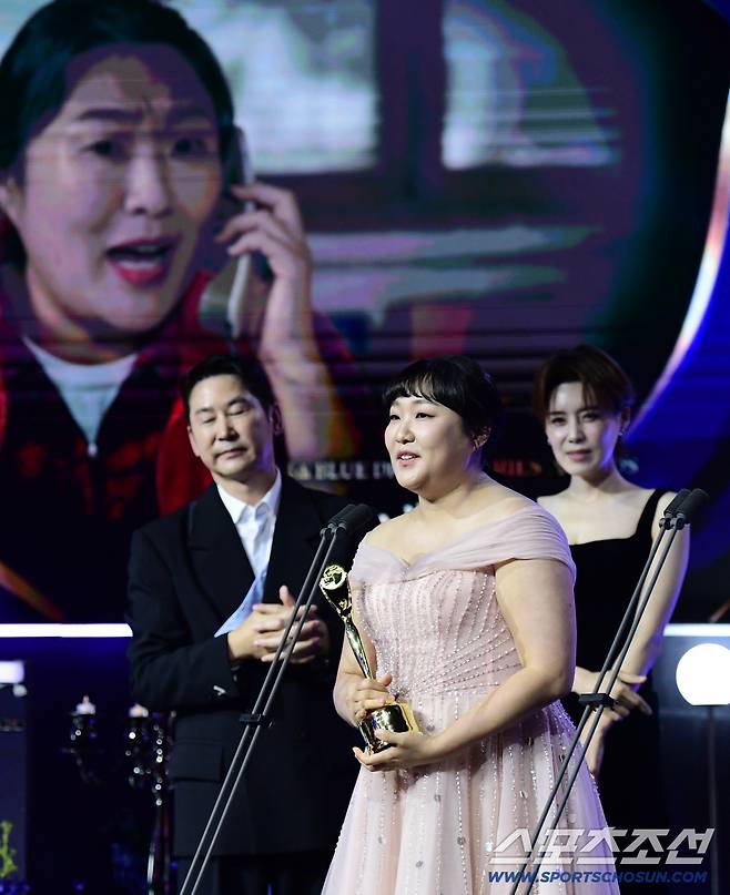 제4회 청룡시리즈어워즈(Blue Dragon Series Awards)가 18일 인천 파라다이스시티에서 열렸다. 여자예능인상 수상한 이수지. 인천=송정헌 기자songs@sportschosun.com/2025.07.18/