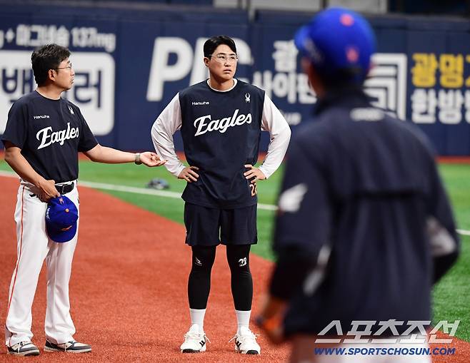 동료들 훈련 지켜보는 한화 채은성.