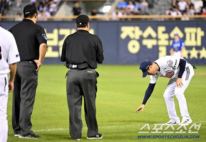 26일 잠실야구장에서 열린 삼성과 두산의 경기, 6회말 조성환 감독대행이 오명진의 타구때 비디오 판독결과 파울이 선언되자 그라운드로 나와 어필하고 있다. 잠실=허상욱 기자wook@sportschosun.com/2025.08.26/