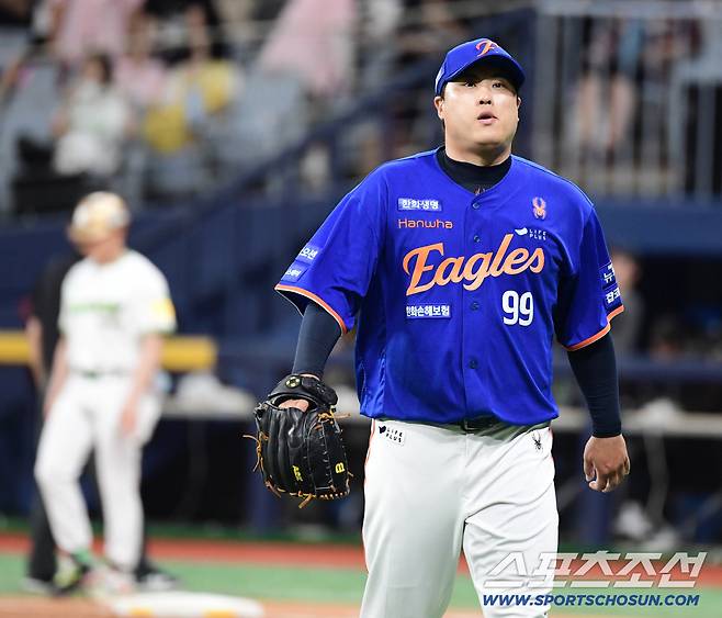 26일 고척돔에서 열린 KBO리그 키움과 한화의 경기. 4회말 투구 후 마운드를 내려오는 한화 선발 류현진. 고척=송정헌 기자songs@sportschosun.com/2025.08.26/