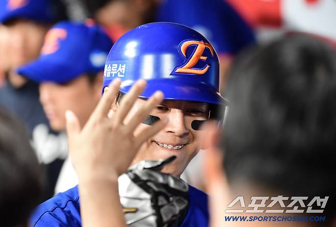 26일 고척돔에서 열린 KBO리그 키움과 한화의 경기. 9회초 1사 1, 3루. 키움 전준표 폭투 때 추가 득점에 성공한 한화 노시환. 고척=송정헌 기자songs@sportschosun.com/2025.08.26/