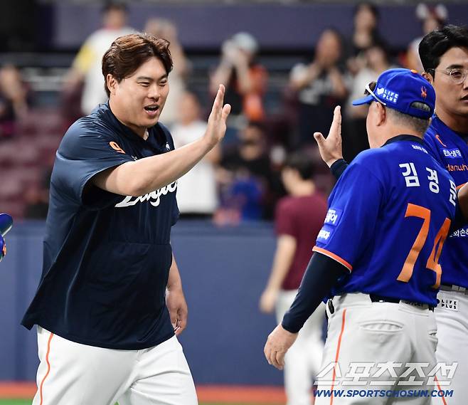 26일 고척돔에서 열린 KBO리그 키움과 한화의 경기. 한화가 키움에 3대 1로 승리했다. 경기 종료 후 김서현과 하이파이브를 나누고 있는 한화 김경문 감독. 고척=송정헌 기자songs@sportschosun.com/2025.08.26/