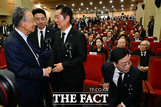 지난 18일 정청래 더불어민주당 대표와 송언석 국민의힘 비상대책위원장 겸 원내대표가 서울 동작구 국립서울현충원 현충관에서 '김대중 전 대통령 서거 16주기 추도식' 참석을 마친 후 자리를 뜨고 있다. /남윤호 기자