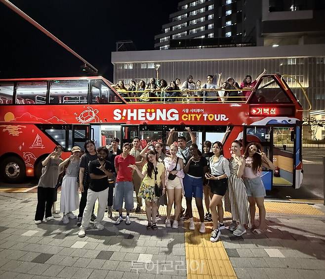 사화호와 거북섬 해양관광 팸투어에 나선 경기관광 외국인 서포터즈/사진 =시흥시