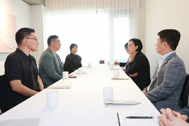 한성숙 중소벤처기업부 장관(오른쪽 앞에서 두 번째)이 스타트업과의 간담회에서 스타트업 관계자의 발언을 경청하고 있다.(사진=중소벤처기업부)