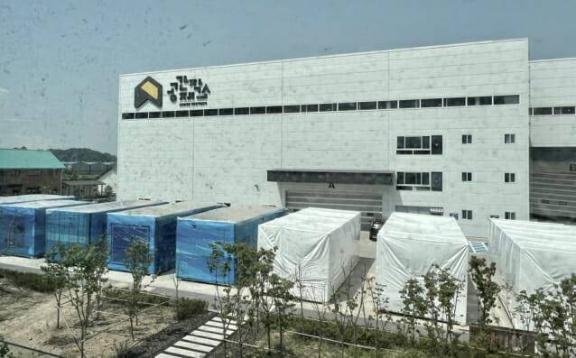 공간제작소 화성 슈퍼팩토리 외부 전경. 완성된 모듈러 주택이 출고를 기다리고 있다. (사진=지디넷코리아 신영빈 기자)