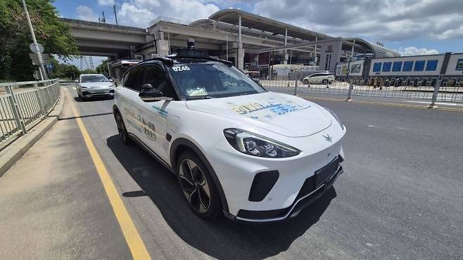 중국 선전시 핑산구에서 운행 중인 바이두 무인 자율주행 택시. 우수연 기자