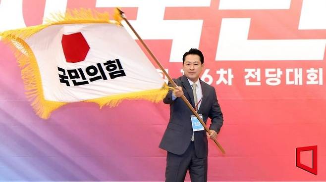 장동혁 국민의힘 신임 대표가 26일 국회도서관에서 열린 제6차 전당대회 결선에서 당기를 흔들고 있다. 2025.8.26 국회사진기자단