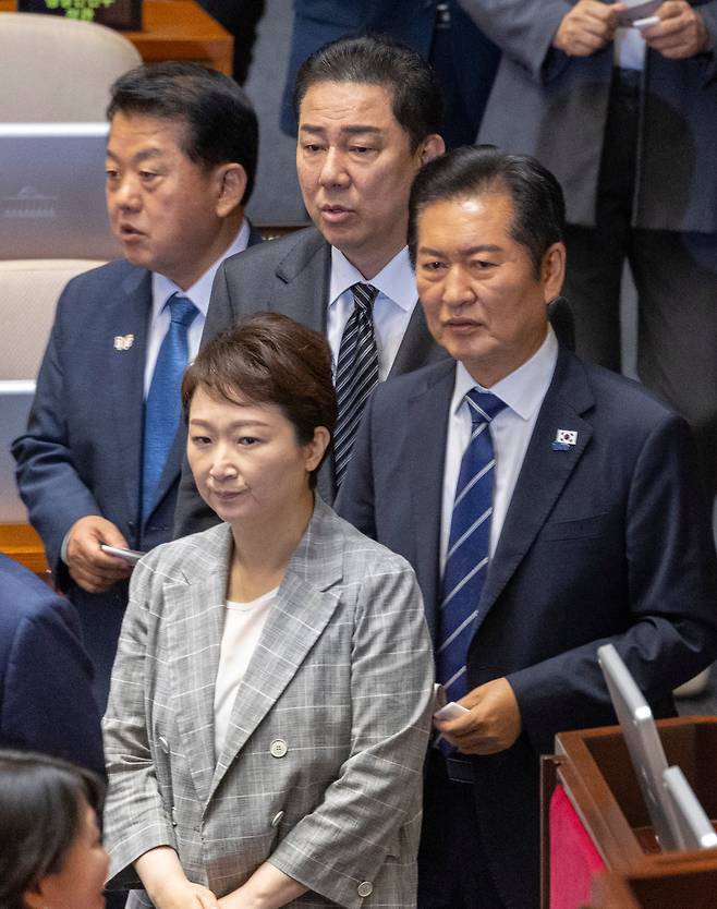 더불어민주당 정청래 대표(오른쪽)와 김병기 원내대표를 비롯한 당 최고위원단이 25일 국회에서 열린 본회의에서 상법 개정안에 대한 필리버스터 종결을 위한 투표를 마친 뒤 투표소에서 나오고 있다. /연합뉴스
