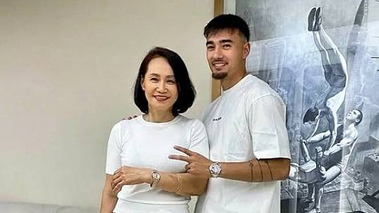 25일 축구 국가대표팀에 처음 선발된 옌스 카스트로프(오른쪽)와 어머니 안수연씨./카스트로프 인스타그램