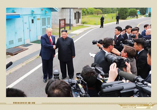 지난 2019년 6월 30일 남북미 판문점 회동에서 도널드 트럼프 당시 미국 대통령과 김정은이 만나 악수하는 모습./뉴스1