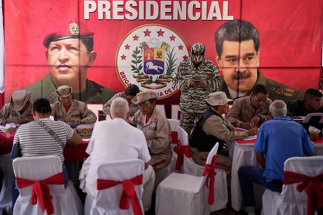 <YONHAP PHOTO-3081> People sign up during a national enlistment drive to join the civil militias, called by the government of President Nicolas Maduro, at a square in Caracas, Venezuela, Saturday, Aug. 23, 2025. (AP Photo/Ariana Cubillos)/2025-08-24 07:37:40/<저작권자 ⓒ 1980-2025 ㈜연합뉴스. 무단 전재 재배포 금지, AI 학습 및 활용 금지>