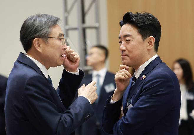 강훈식 비서실장과 조현 외교부 장관이 24일(현지 시간) 미국 워싱턴DC의 한 호텔에서 열린 재미동포 만찬 간담회에서 대화하고 있다. /뉴시스