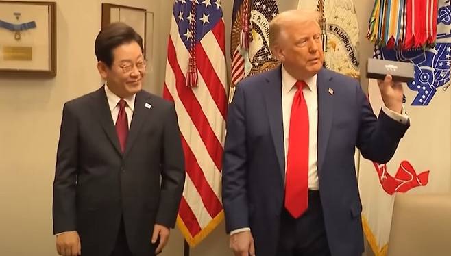 도널드 트럼프 미국 대통령이 25일(현지시각) 이재명 대통령에게 즉석에서 선물받은 만년필을 들어보이고 있다. /유튜브