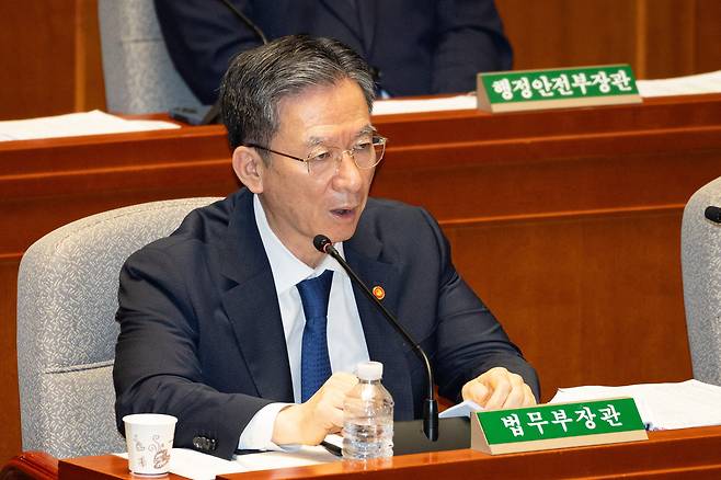 정성호 법무부 장관이 25일 서울 여의도 국회에서 열린 제428회 국회(임시회) 예산결산특별위원회 제1차 전체회의에 출석해 의원 질의에 답하고 있다. /뉴스1
