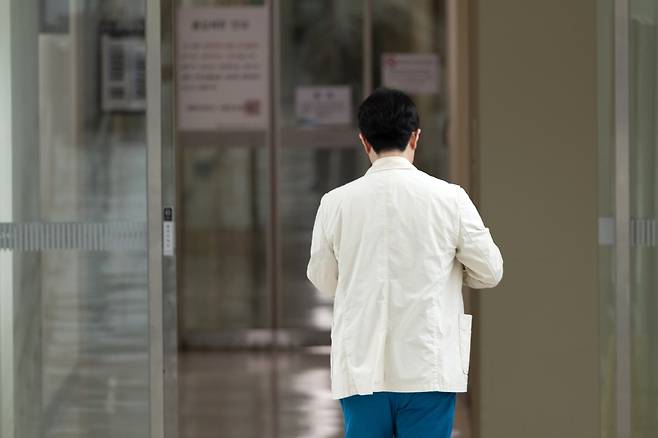 서울 시내 한 대학병원에서 의료진이 걸음을 옮기고 있다. /뉴스1