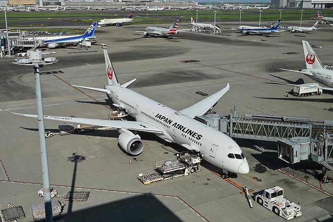 일본항공(JAL) 보잉 787-9 드림라이너 여객기가 하네다 도쿄 국제공항 게이트에 계류해 있다. /연합뉴스