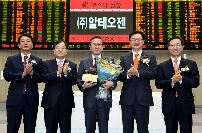 한국거래소 코스닥시장본부는 2014년 12월 12일 서울 여의도 사옥 홍보관에서 바이오시밀러 및 바이오베터 개발업체인 알테오젠의 코스닥시장 신규상장기념식을 개최하고 상장기념패 전달한 뒤 기념촬영을 하고 있다. 왼쪽부터 강홍기 한국IR협의회 부회장, 김재준 한국거래소 코스닥시장위원회 위원장, 박순재 알테오젠 대표이사, 유상호 한국투자증권 대표이사, 김원식 코스닥협회 부회장. /한국거래소 제공